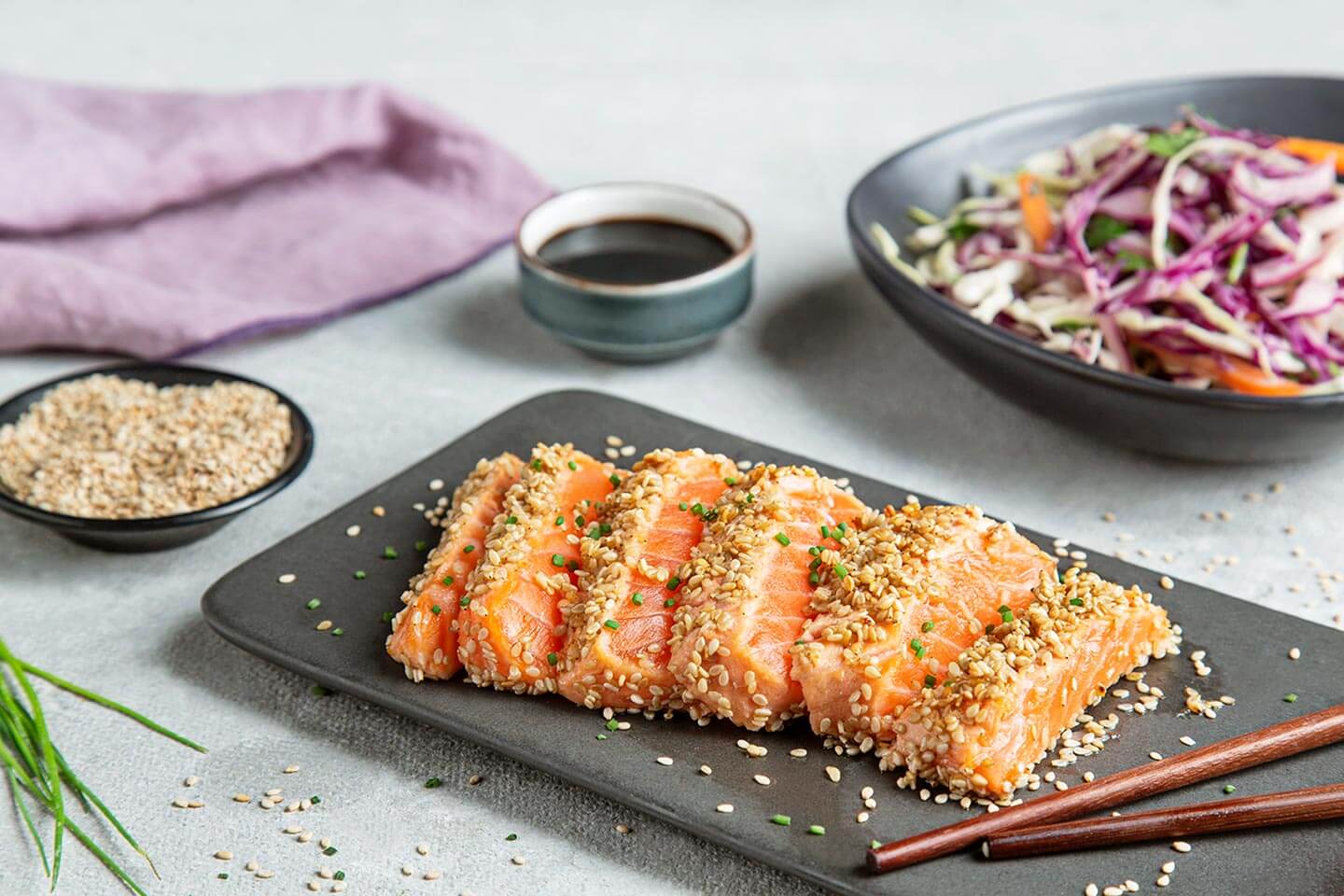 Salmon tataki with crunchy vegetable salad Gallo